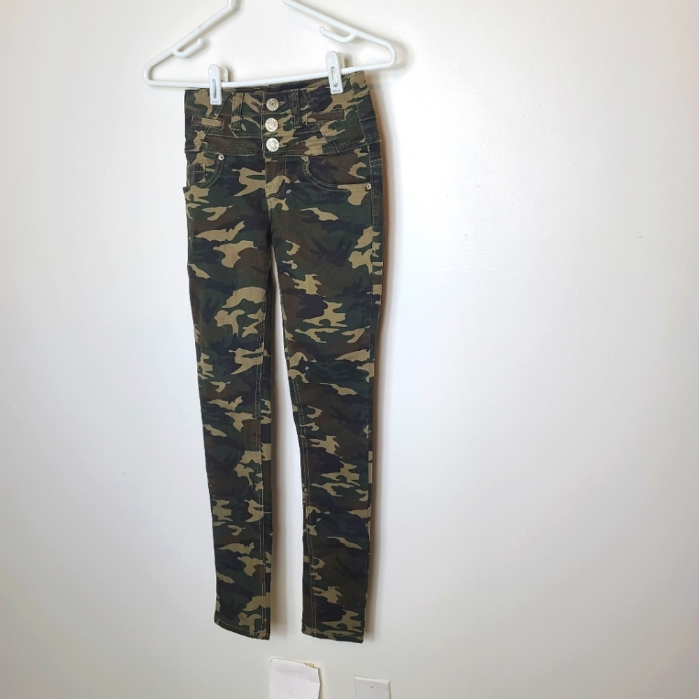 NWOT ALMOST FAMOUS MIDRISE SKINNY CAMO JEANS